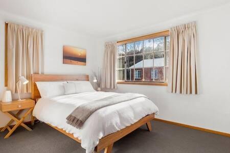 Hobart Central Business District House | Cosy renovated 2 bed villa in superb location