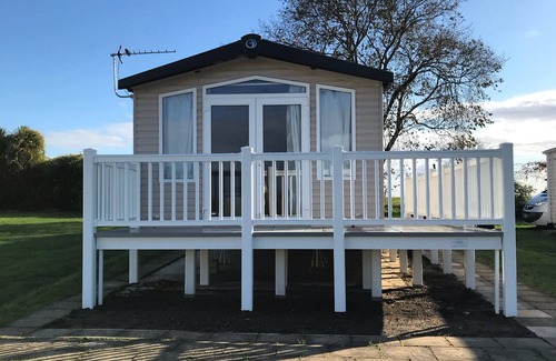 Isle of Grain Cabin | Cosy retreat situated near the Estuary