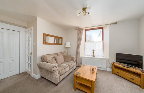 Jedburgh Apartment | Cosy River‑side Cottage in Jedburgh, Steps from Canongate Bridge