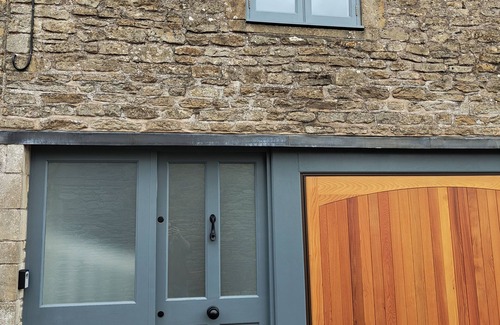 Colerne Cottage | Cosy romantic stay in historic Cotswold cottage