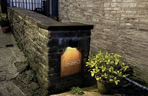 High Peak Apartment | Cosy romantic suite in a 16thC listed building