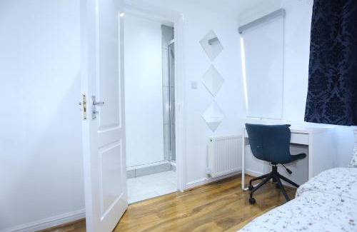 Thamesmead East Apartment | Cosy Room with en-suite bathroom and shared kitchen