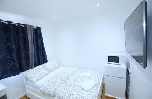 Thamesmead East Apartment | Cosy Room with en-suite bathroom and shared kitchen