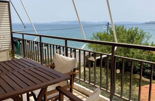 Oropos Apartment | Cosy Seaside Apartment above the sea