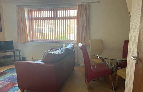 Tea Green House | Cosy secure 3 bed house by luton airport with parking
