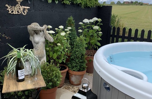 Gloucester Cabin | Cosy Shepherds hut With Underfloor Heating. Fabulous views and walks