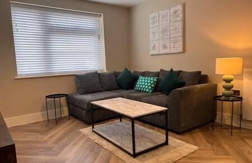 Shirley Apartment | Cosy Spacious Apartment - Free Secure Gated Parking