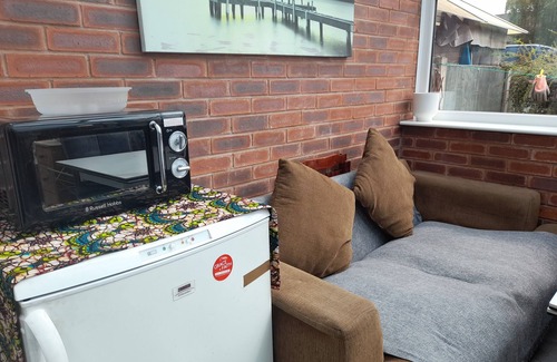 Willenhall House | Cosy Spacious Bedroom with dedicated Shower/Toilet in the Heart of West Midlands