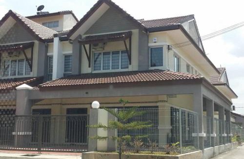 Sri Gading House | Cosy Spacious Homestay in Central Batu Pahat with Wifi & GENTING Clubhouse