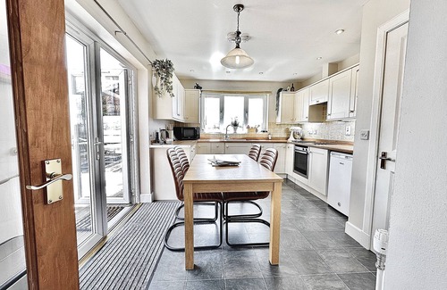 Inveraray Cottage | Cosy, Stone Built Cottage; Super Dog Friendly; Games Room & Direct Loch Access!