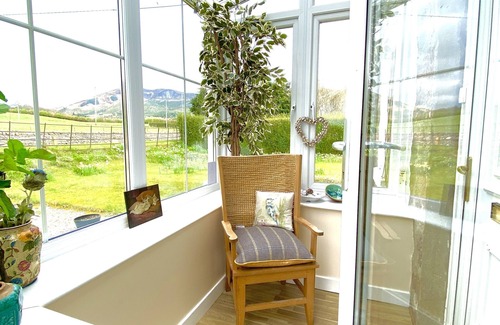 Inveraray Cottage | Cosy, Stone Built Cottage; Super Dog Friendly; Games Room & Direct Loch Access!