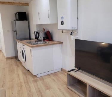 Saint-Mitre-les-Remparts Apartment | Cosy Studio