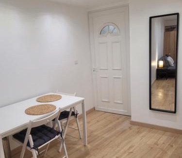 Saint-Mitre-les-Remparts Apartment | Cosy Studio