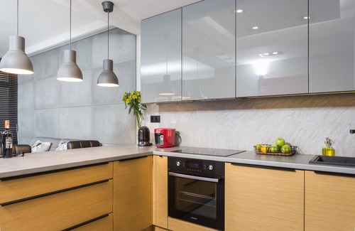 Wesola Apartment | Cosy Studio Apt with AirCon and Balcony. Projector with huge screen.City Center