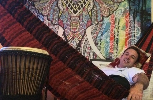 Crosshouse Apartment | Cosy studio flat with zen feel and hammock