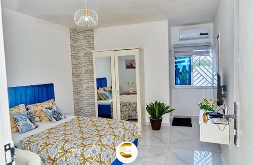 Yamoussoukro Apartment | Cosy studio in a mini-complex with swimming pool close to amenities.