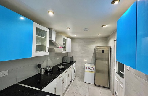 Barnet Apartment | Cosy Stylish Guest House with Private Patio and Gym Gear