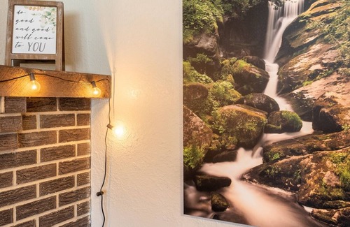 Rustic Hills Apartment | Cosy Suite with views of Pike's Peak