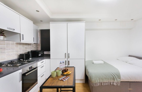 King's Cross House | Cosy Triple Room with Private Bathroom (En-suite)