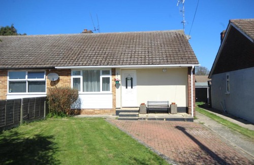 Brentwood House | Cosy Two Bedroom Bungalow in Hutton Brentwood with Free Parking & Garden