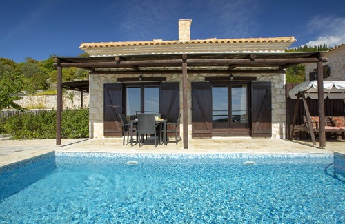 Lefkas Villa | Cosy Villa Ersi deal for couples and families,with private pool & sea view