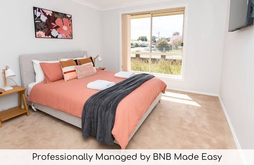 Orange Villa | Cosy Villa on McLachlan - Neat & Tidy, Walk to CBD