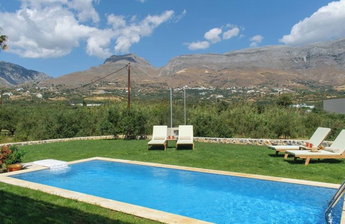 Plakias Villa | Cosy villa retreat with mountain views, just 5 minutes away from the beach