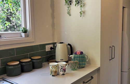 Kaikoura Villa | Cosy vintage villa in central Kaikoura. Short walk to town & beach. Pet friendly