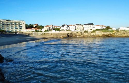 Pontaillac Apartment | Cosy, waterfront apartment on the Pigeonnier beach