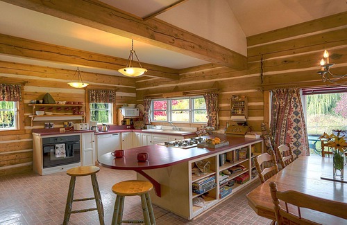 North Okanagan Cabin | Cosy Winter Retreat! - Log Cabin -Fireplace- Nature at Your Door