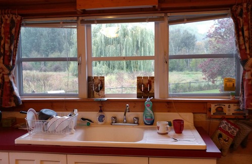 North Okanagan Cabin | Cosy Winter Retreat! - Log Cabin -Fireplace- Nature at Your Door