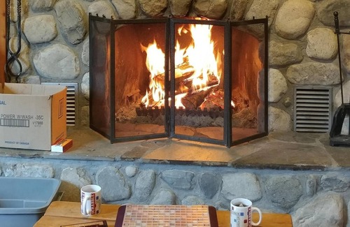 North Okanagan Cabin | Cosy Winter Retreat! - Log Cabin -Fireplace- Nature at Your Door