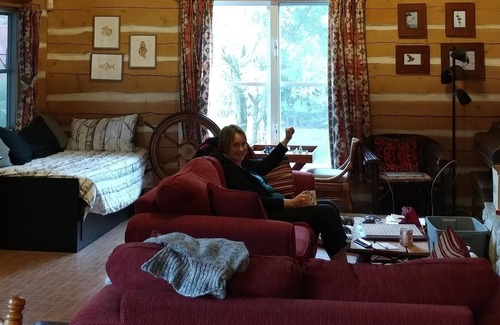 North Okanagan Cabin | Cosy Winter Retreat! - Log Cabin -Fireplace- Nature at Your Door