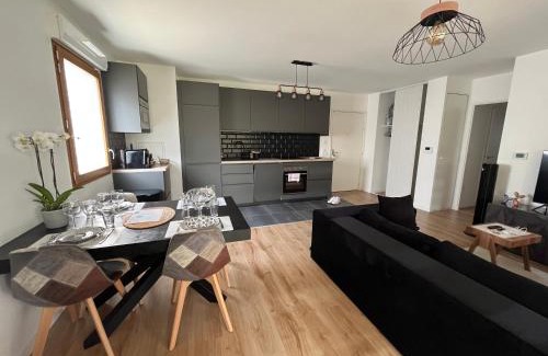 Magny-le-Hongre Apartment | Cosygreen77- Spacious apt with garden & parking, 7mns by car from Disneyland