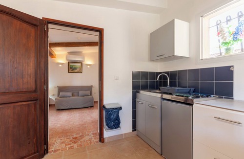 Martigues Apartment | Côte Bleue holiday flat in La Couronne with shared garden, close to the beach