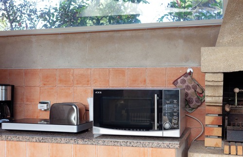 Martigues Apartment | Côte Bleue holiday flat in La Couronne with shared garden, close to the beach