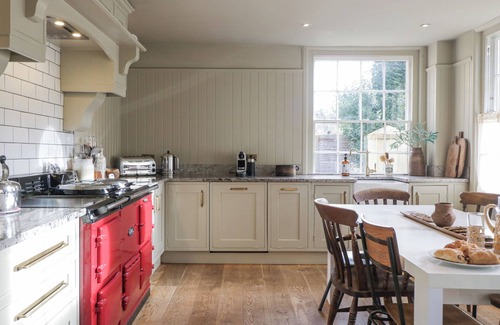 Moreton-in-Marsh Cottage | COTSWOLD HOUSE, pet friendly, with open fire in Moreton-In-Marsh