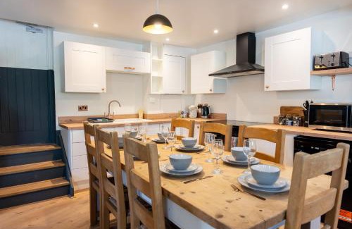 Stroud House | Cotswold's Stroud-Large 5 Bedroom House-Pool Table-Sleeps 10