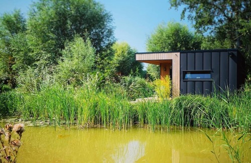 Saint-Quentin-en-Tourmont Cottage | Cottage in front of water