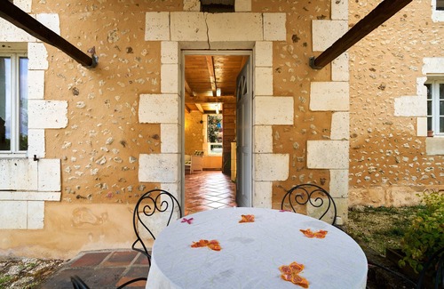 Saint-Sulpice-de-Roumagnac House | Cottage "L'Atelier" with Shared Pool, Private Terrace, and Wi-Fi