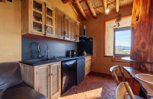 Chateauneuf-les-Martigues House | Cottage 'A Pincu, Rural Et Atypique' with Lake View and Wi-Fi