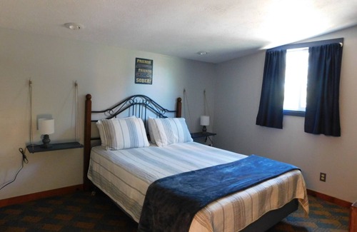 Mountain Home Cottage | Cottage #3 two bedroom with a whirlpool tub and great lake view