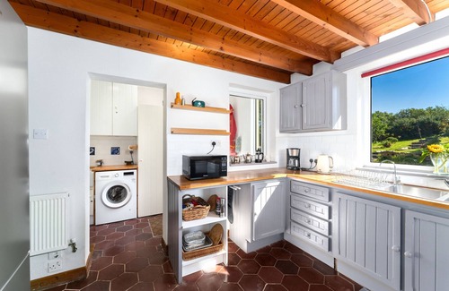 Clifden Cottage | Cottage 435 - Clifden - sleeps 6 guests in 3 bedrooms