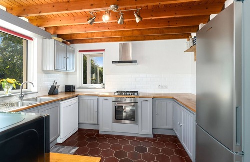 Clifden Cottage | Cottage 435 - Clifden - sleeps 6 guests in 3 bedrooms