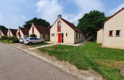 Ewijk Apartment | Cottage at recreation park `De Groene Heuvels`