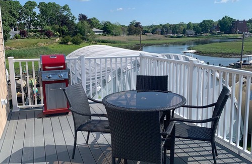 Clinton House | Cottage at the Marina