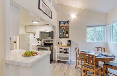 Freeland House | Cottage By The Bay by AvantStay | 0.5mi to Beach!