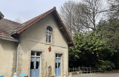Saint-Just-le-Martel Cottage | Cottage Demaisons set in the grounds of a chateau
