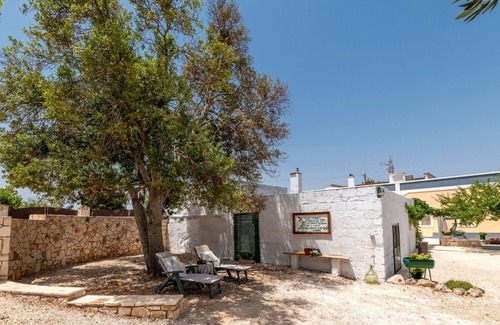 Martina Franca Cottage | Cottage 'Fior Di Cappero' with Wi-Fi