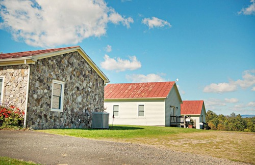 Castleton Cottage | Cottage Getaway for Two with Private Hot Tub